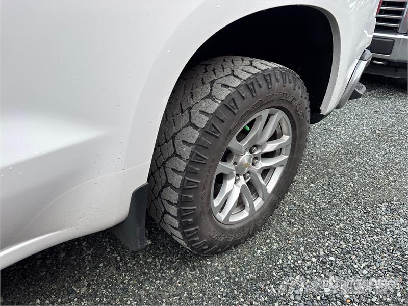 Chevrolet Silverado 1500 LT 4x4 Crew Cab Pickup Muu