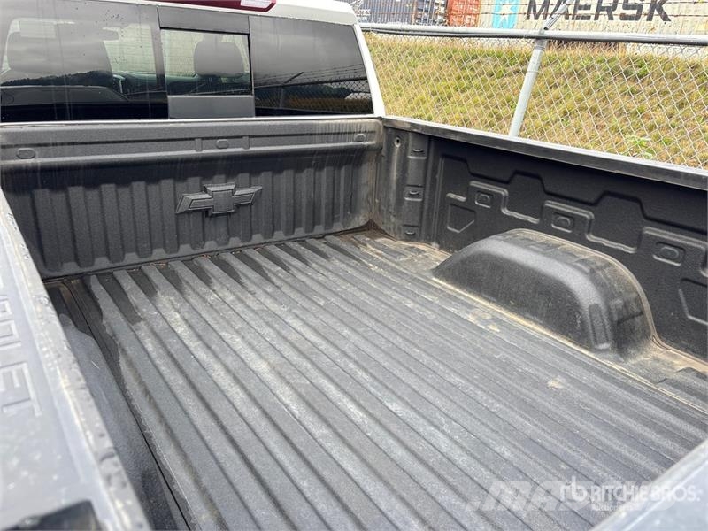 Chevrolet Silverado 1500 LT 4x4 Crew Cab Pickup Muu