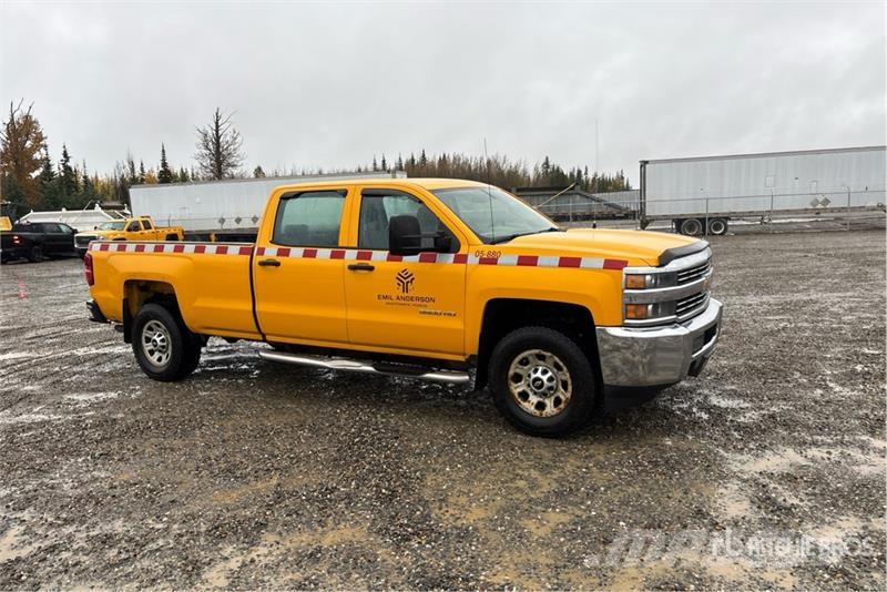 Chevrolet Silverado 3500HD Sierra 4x4 Crew Cab Pickup Muu