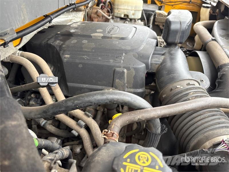 Chevrolet Silverado 3500HD Sierra 4x4 Crew Cab Pickup Muu