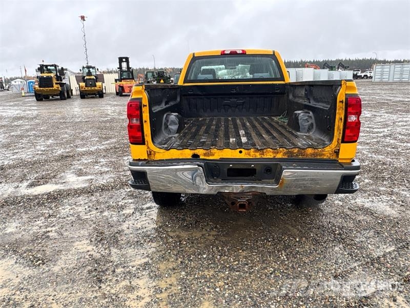 Chevrolet Silverado 3500HD Sierra 4x4 Crew Cab Pickup Muu