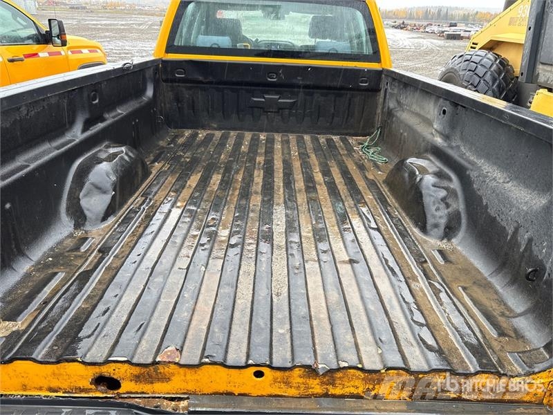Chevrolet Silverado 3500HD Sierra 4x4 Crew Cab Pickup Muu