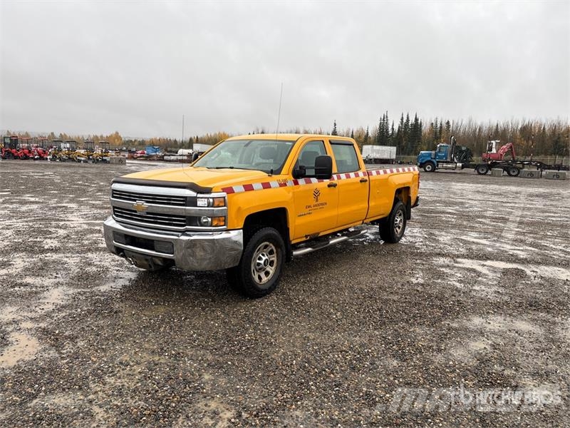 Chevrolet Silverado 3500HD Sierra 4x4 Crew Cab Pickup Muu