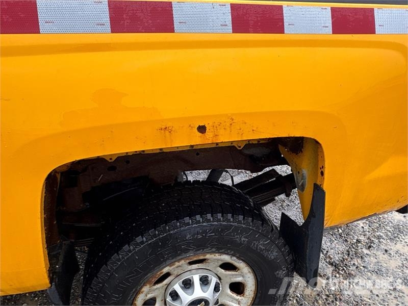 Chevrolet Silverado 3500HD Sierra 4x4 Crew Cab Pickup Muu