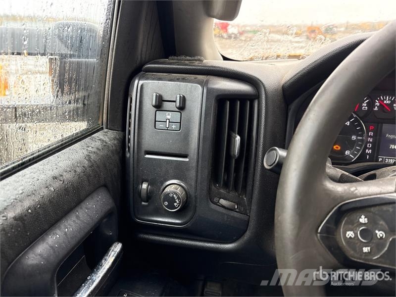Chevrolet Silverado 3500HD Sierra 4x4 Crew Cab Pickup Muu