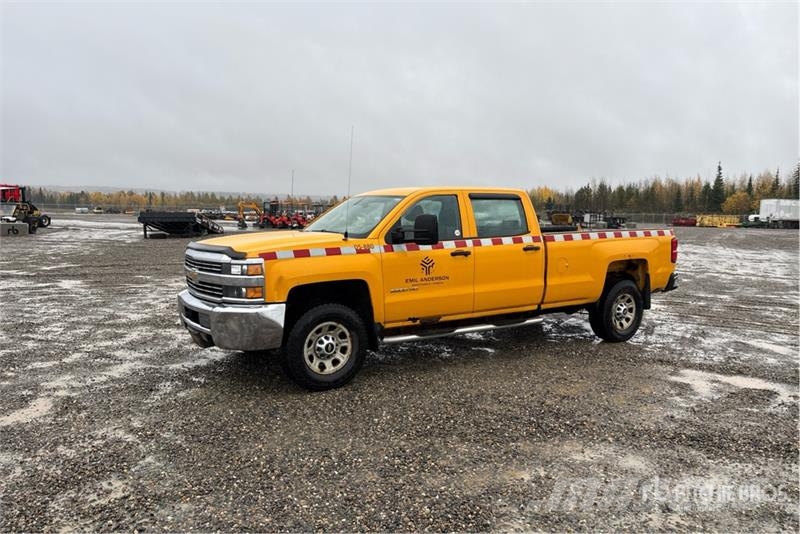 Chevrolet Silverado 3500HD Sierra 4x4 Crew Cab Pickup Muu