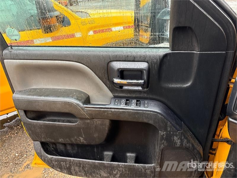 Chevrolet Silverado 3500HD Sierra 4x4 Crew Cab Pickup Muu