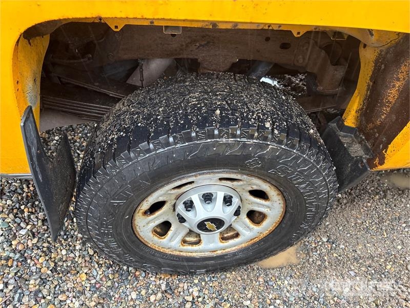 Chevrolet Silverado 3500HD Sierra 4x4 Crew Cab Pickup Muu