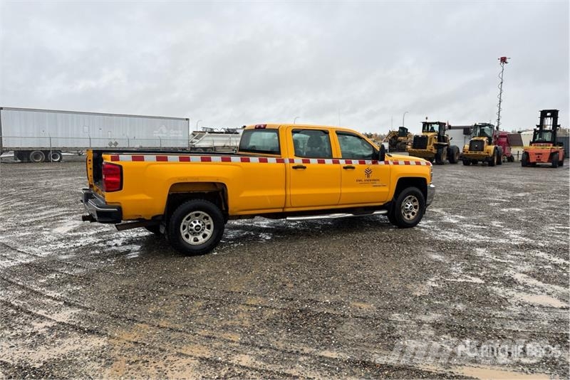 Chevrolet Silverado 3500HD Sierra 4x4 Crew Cab Pickup Muu