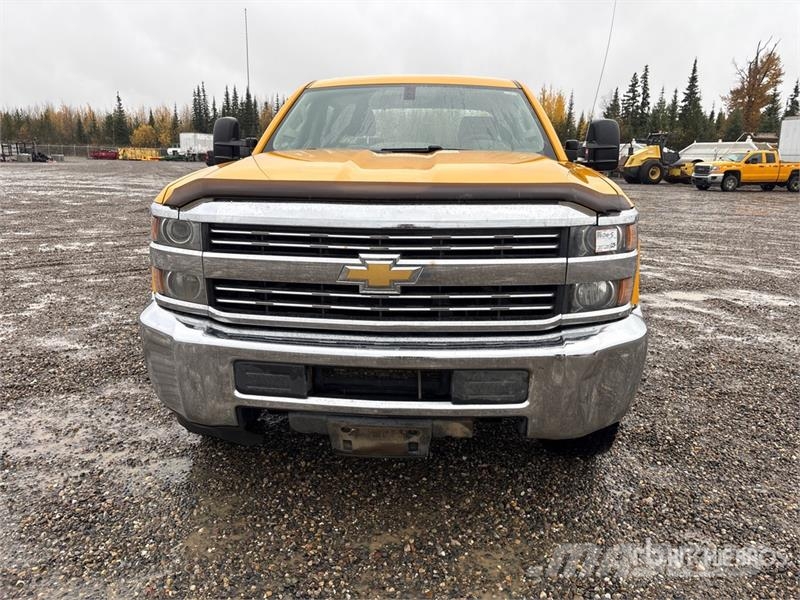 Chevrolet Silverado 3500HD Sierra 4x4 Crew Cab Pickup Muu
