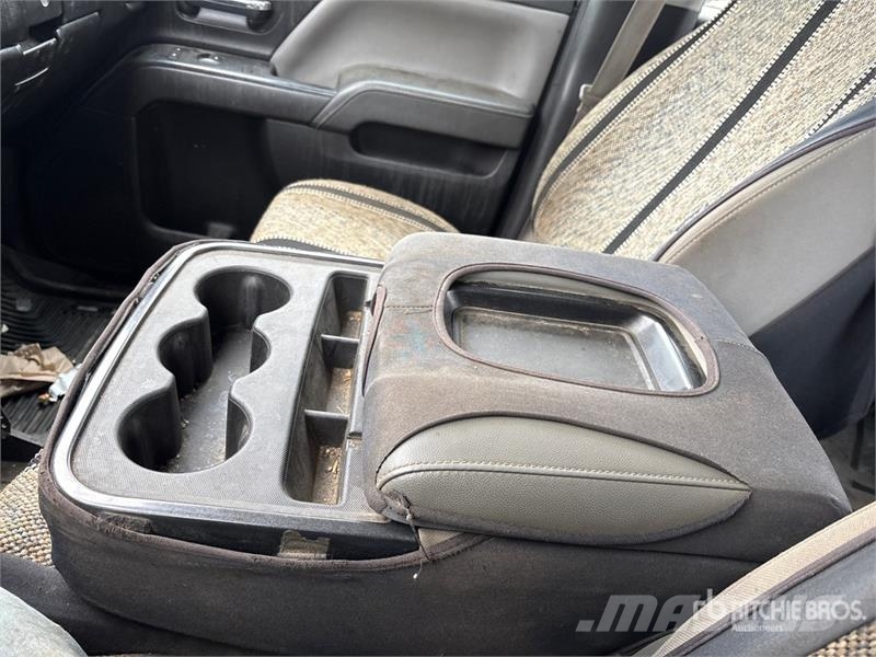 Chevrolet Silverado 3500HD Sierra 4x4 Crew Cab Pickup Muu