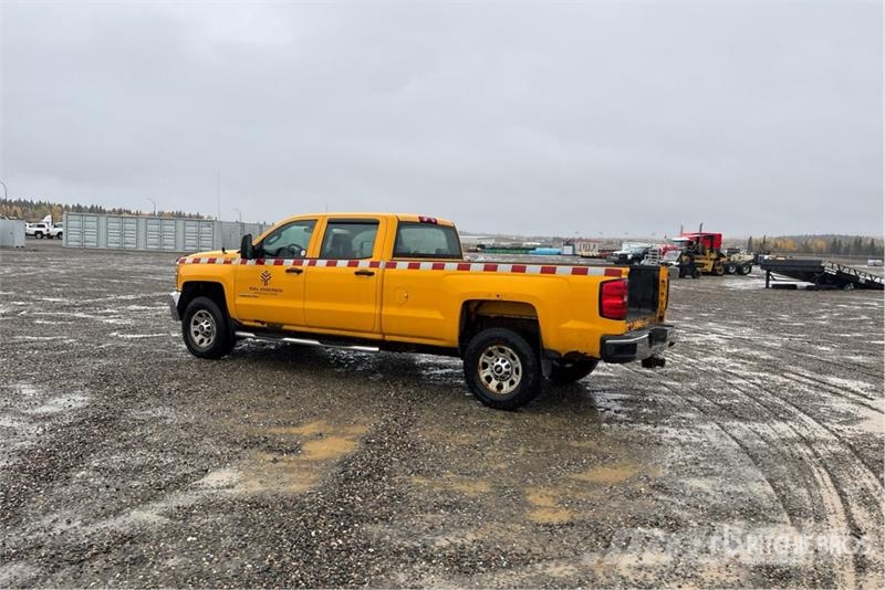 Chevrolet Silverado 3500HD Sierra 4x4 Crew Cab Pickup Muu
