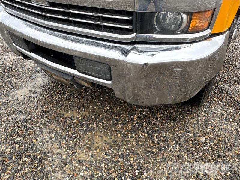 Chevrolet Silverado 3500HD Sierra 4x4 Crew Cab Pickup Muu