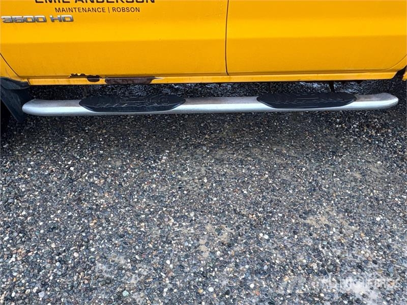 Chevrolet Silverado 3500HD Sierra 4x4 Crew Cab Pickup Muu
