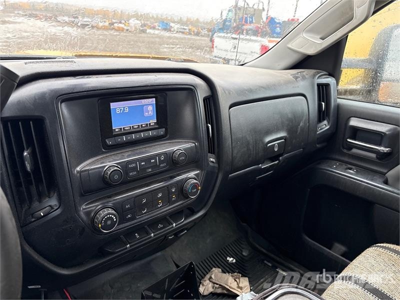 Chevrolet Silverado 3500HD Sierra 4x4 Crew Cab Pickup Muu