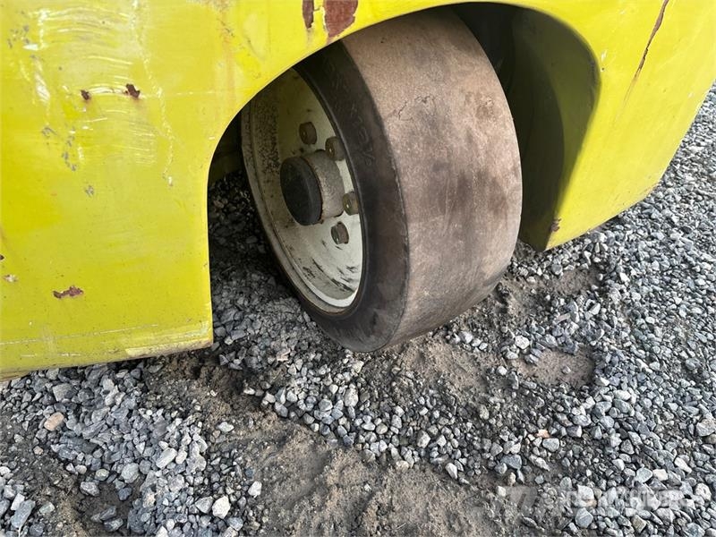 Clark TMX15S 2500 lb Cushion Tire Forklift شاحنات ذات رافعات شوكية - أخرى