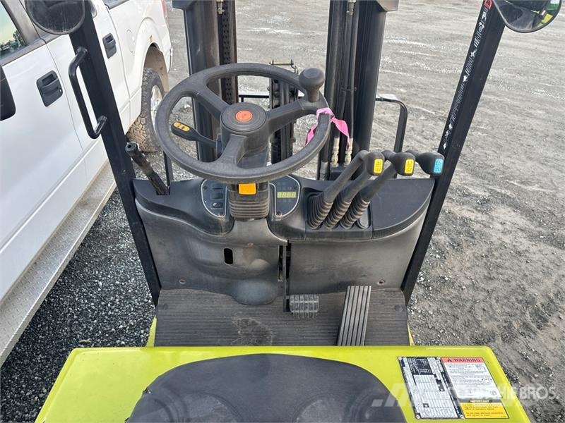 Clark TMX15S 2500 lb Cushion Tire Forklift شاحنات ذات رافعات شوكية - أخرى