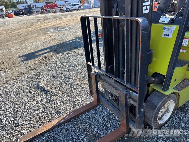 Clark TMX15S 2500 lb Electric Forklift Akumulátorové vozíky