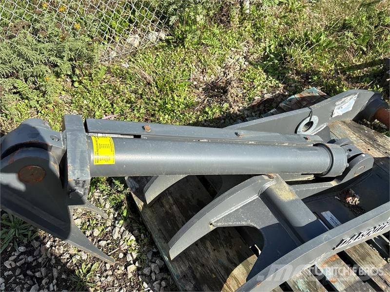 DaeQuip HE120 22 in Hydraulic Excavator Thumb (Unused) دلاء