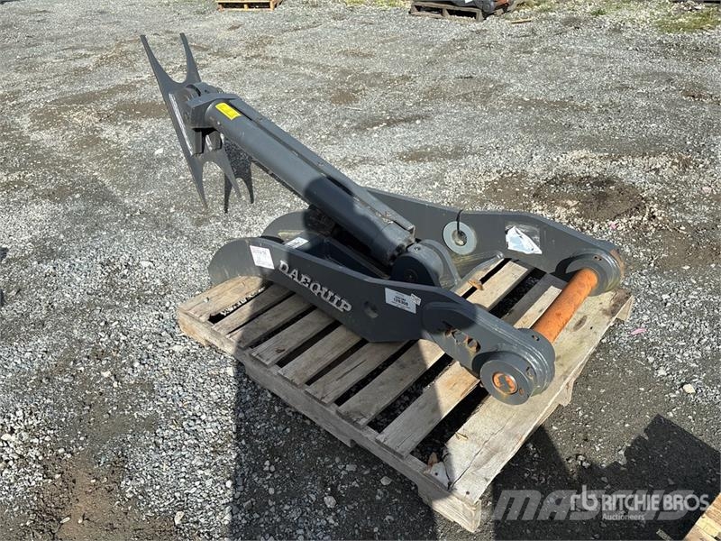 DaeQuip HE120 22 in Hydraulic Excavator Thumb (Unused) دلاء
