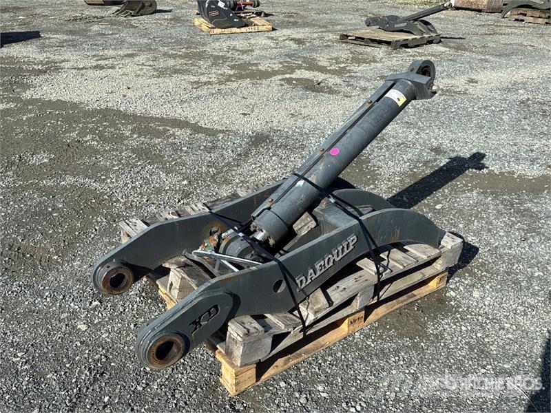 DaeQuip HE120 32 in Hydraulic Excavator Thumb (Unused) دلاء
