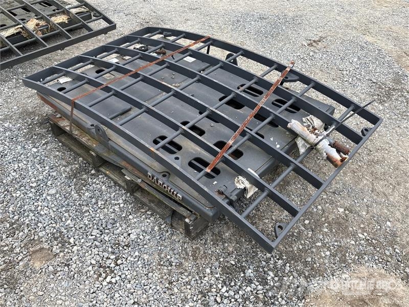 DaeQuip HE120 68 in Cab Guard 其他组件