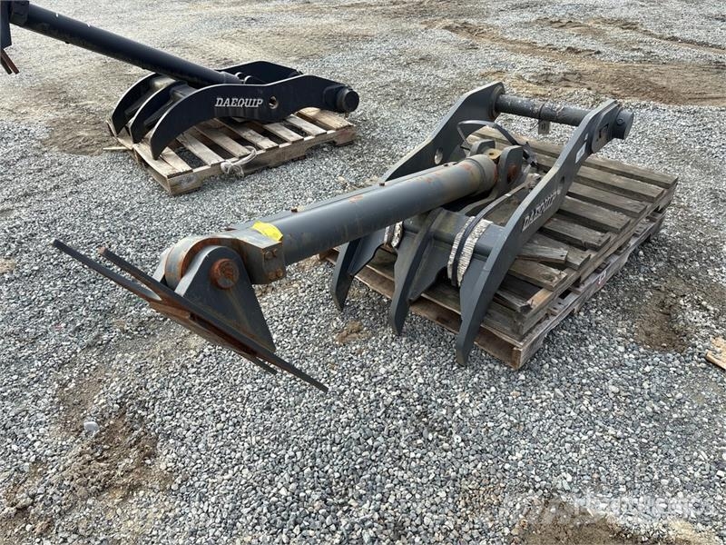 DaeQuip HE150 54 in Hydraulic Excavator Thumb Kauhat