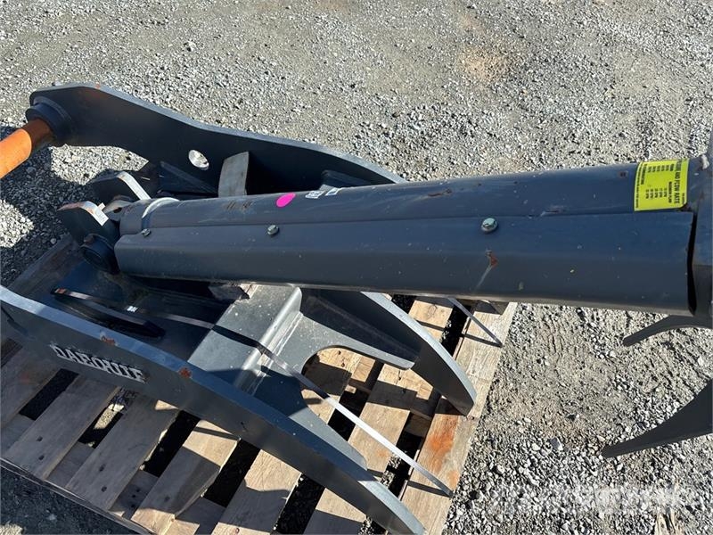 DaeQuip HE200 26 in Hydraulic Excavator Thumb (Unused) دلاء
