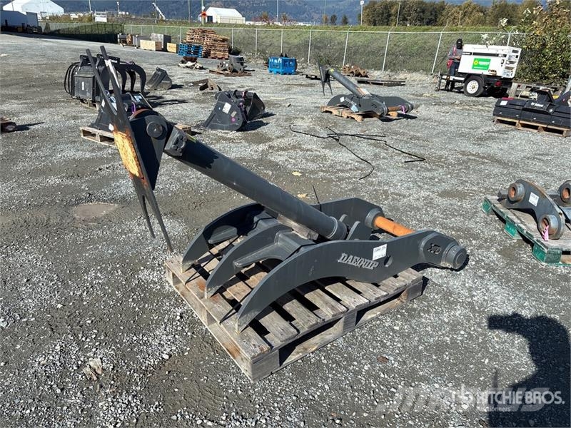 DaeQuip HE200 26 in Hydraulic Excavator Thumb (Unused) دلاء