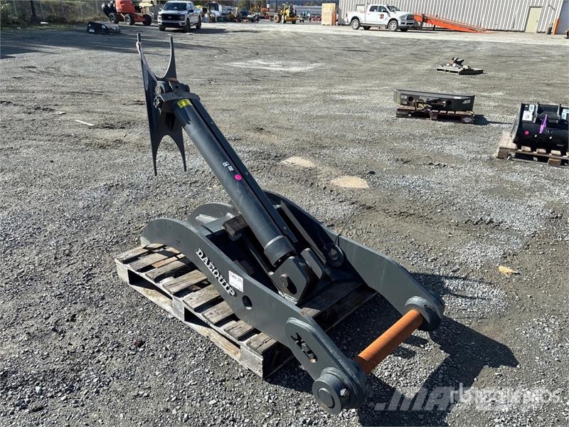 DaeQuip HE200 26 in Hydraulic Excavator Thumb (Unused) دلاء