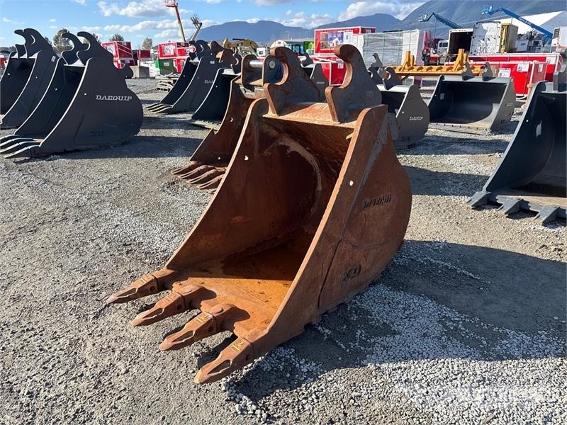 DaeQuip HE200 32 in Digging Excavator Bucket Kauhat