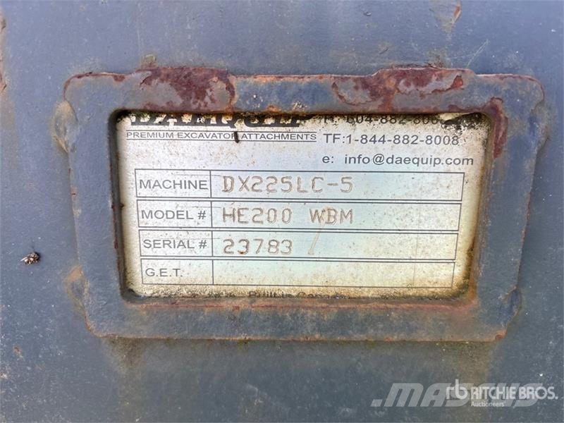 DaeQuip HE200 32 in Digging Excavator Bucket Kauhat