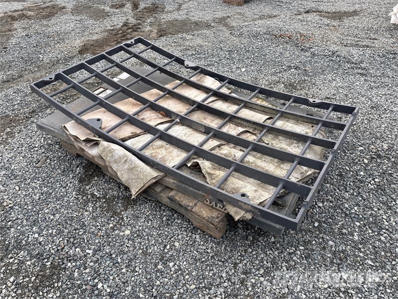 DaeQuip HE200 68 in Cab Guard Autres accessoires