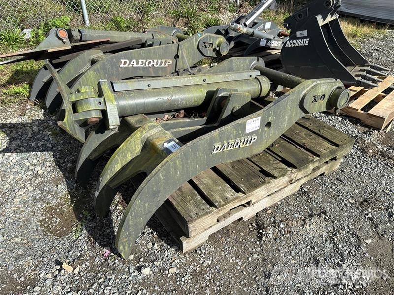 DaeQuip HE250 62 in Hydraulic Excavator Thumb Ковші