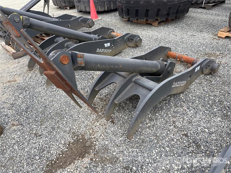 DaeQuip HE250 62 in Hydraulic Excavator Thumb Kašike / Korpe
