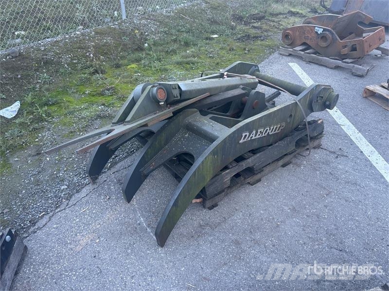 DaeQuip HE300 72 in Hydraulic Excavator Thumb (Unused) Žlice
