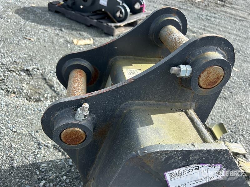 Develon 17.7 in Digging Excavator Bucket (Unused) Kanalak