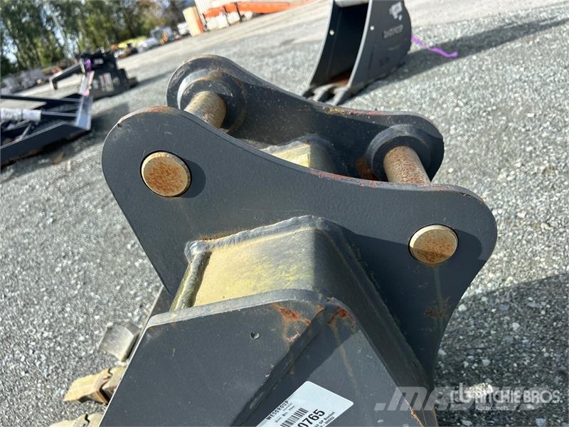 Develon 17.7 in Digging Excavator Bucket (Unused) Kanalak