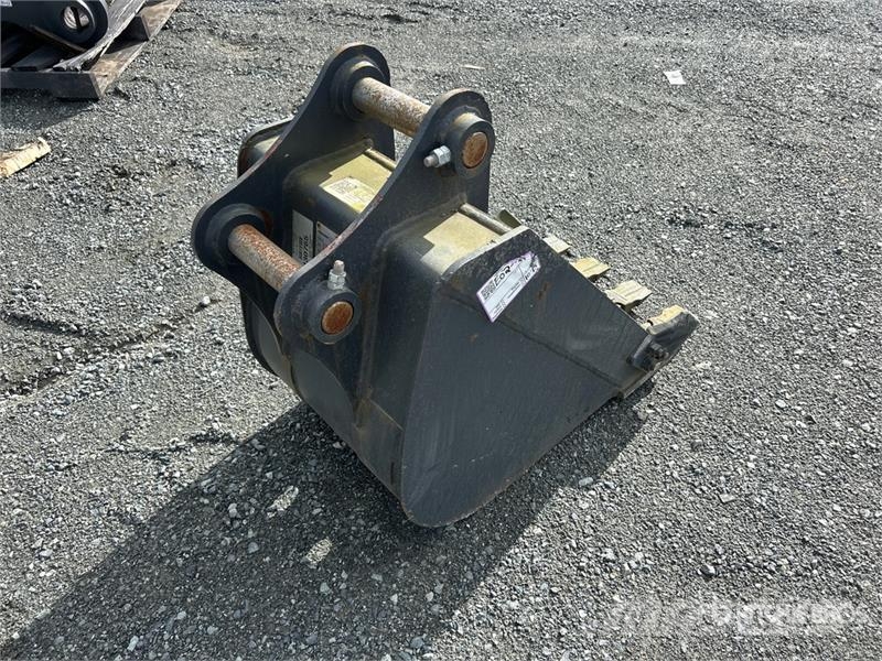 Develon 17.7 in Digging Excavator Bucket (Unused) Kanalak
