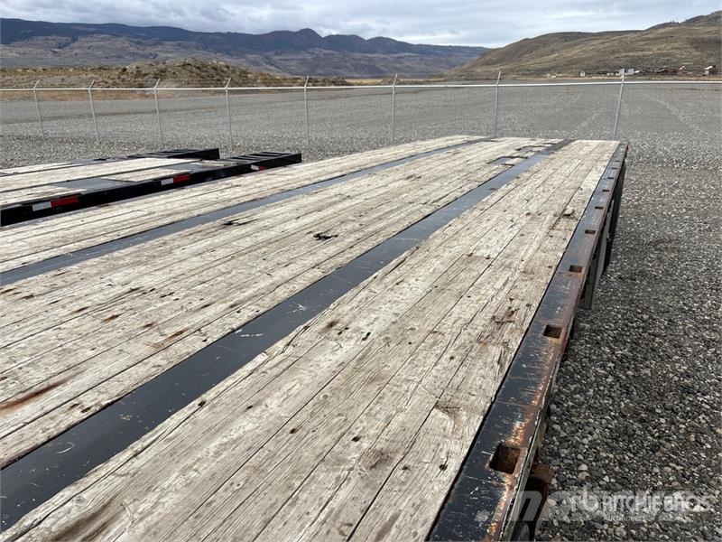 Doepker 28 ft T/A Pup Flatbed Trailer مقطوروات مسطحة/مفصلية الجوانب