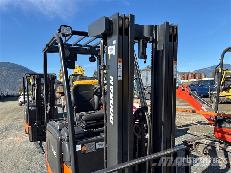 Doosan BC18S-5 2950 lb Electric Forklift Электропогрузчики