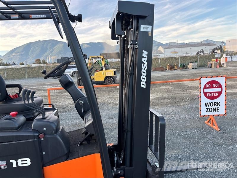 Doosan BC18S-5 2950 lb Electric Forklift Električni viličari