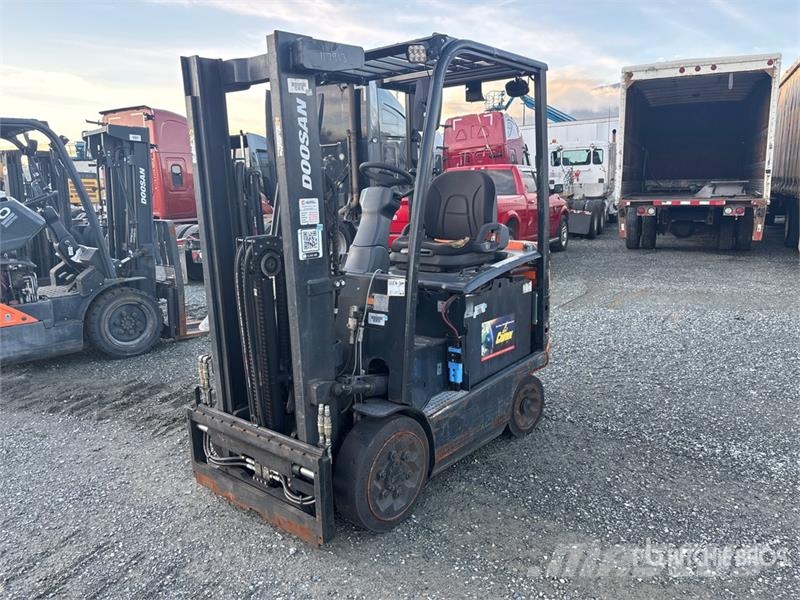 Doosan BC25S-7 4800 lb Electric Forklift شاحنات ذات رافعات شوكية تعمل بالكهرباء