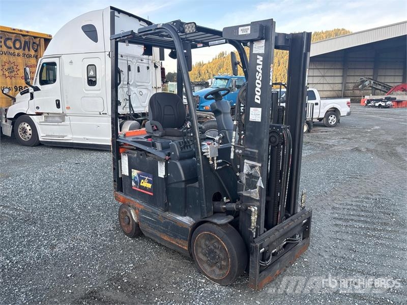 Doosan BC25S-7 4800 lb Electric Forklift شاحنات ذات رافعات شوكية تعمل بالكهرباء