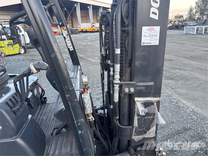 Doosan BC25S-7 4800 lb Electric Forklift شاحنات ذات رافعات شوكية تعمل بالكهرباء