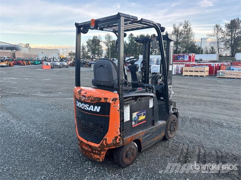 Doosan BC25S-7 4800 lb Electric Forklift شاحنات ذات رافعات شوكية تعمل بالكهرباء