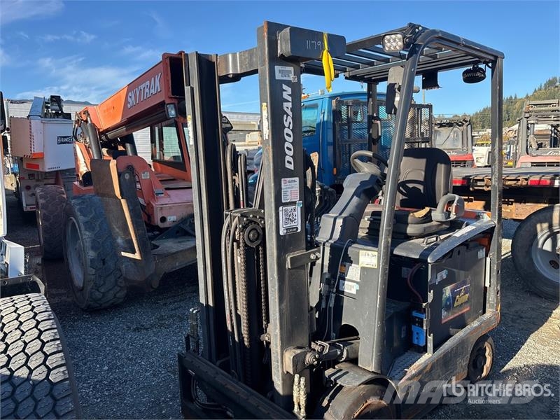 Doosan BC25S-7 4800 lb Electric Forklift バッテリーフォークリフト