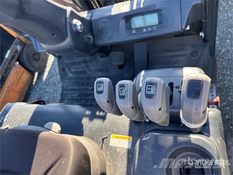 Doosan BC25S-7 4800 lb Electric Forklift バッテリーフォークリフト