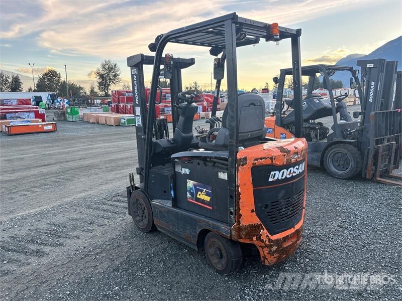Doosan BC25S-7 4800 lb Electric Forklift شاحنات ذات رافعات شوكية تعمل بالكهرباء