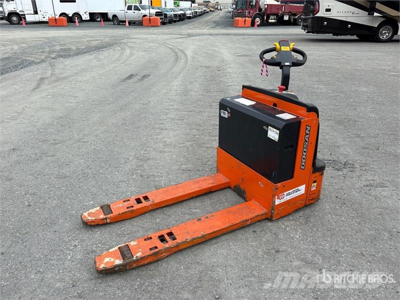 Doosan BW235-7 4500 lb Electric Pallet Jack Kahvelkäru